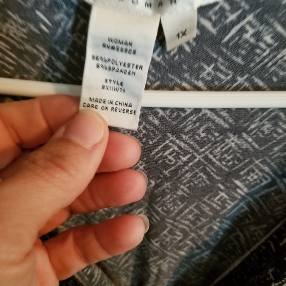 Studio M.  Black/white print top.  Size 1X - Picture 3 of 4